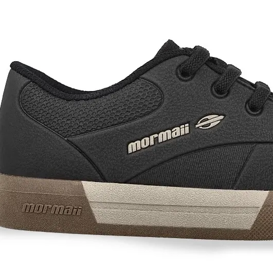 Tênis infantil Mormaii Urban Smash Jr preto mostrando detalhes do design e acabamento.